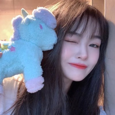 黑白照片的少女